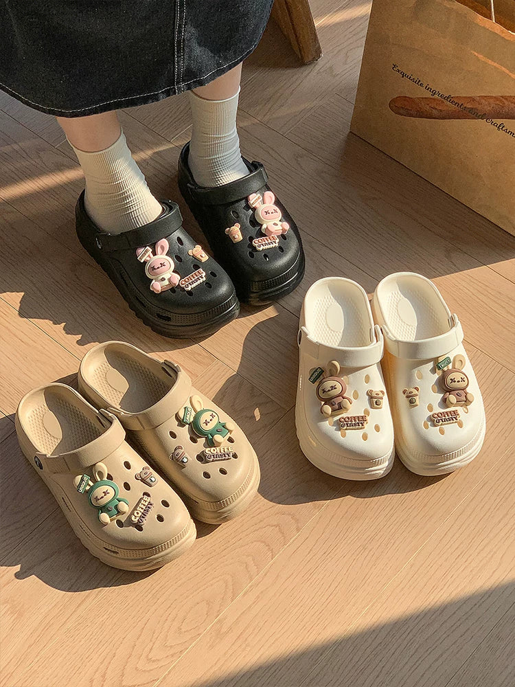 Sort og beige platform clogs på model, tre farver vist — Nordleva
