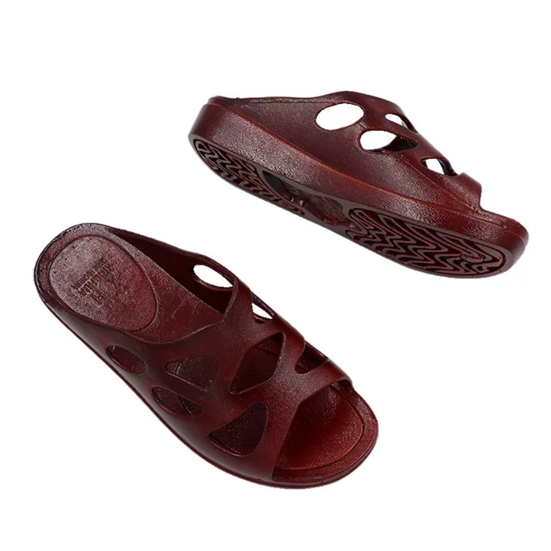 Bordeaux slip-on sandaler med mønstersål og udskårne detaljer set fra siden — Nordleva