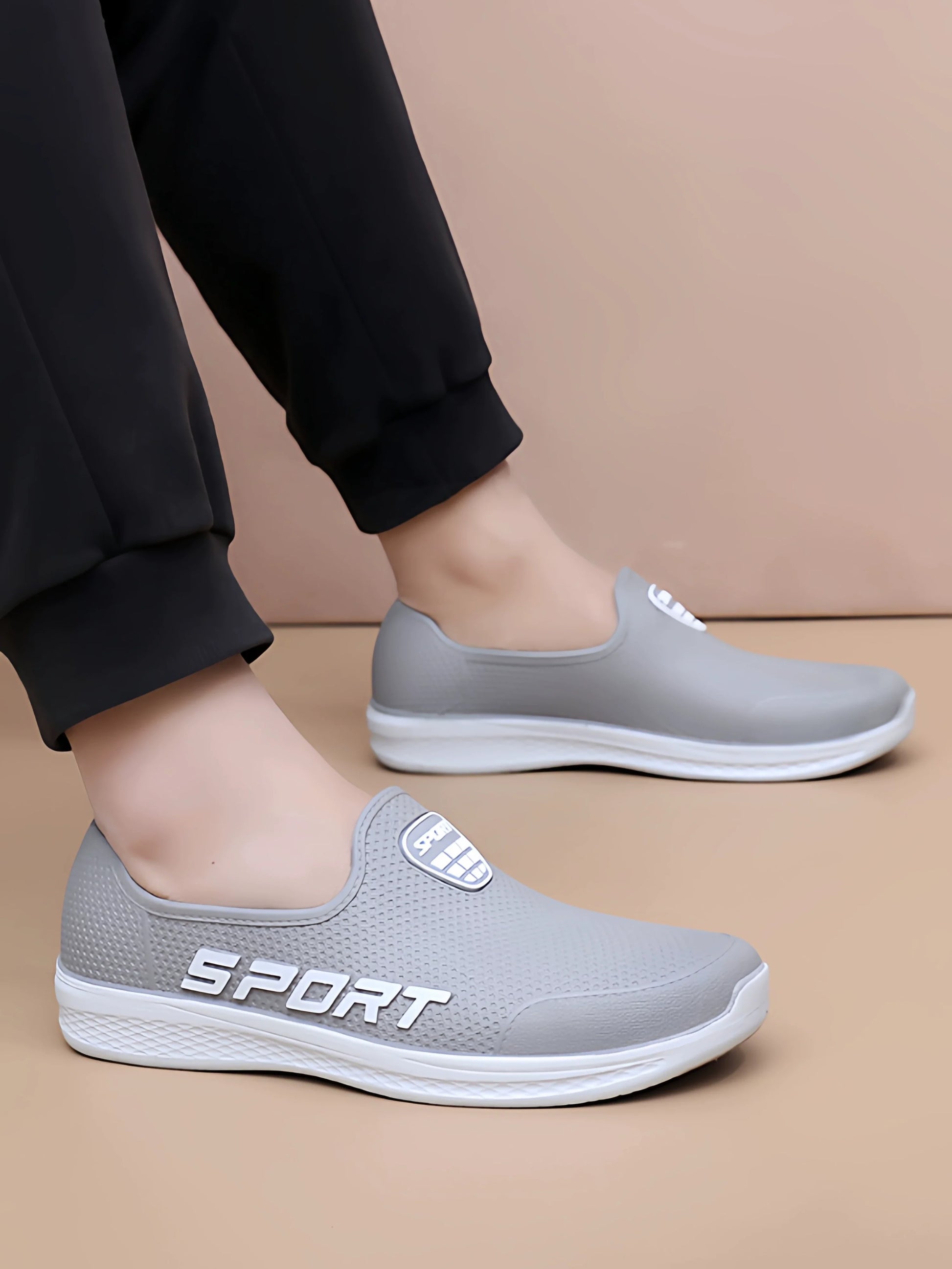 Grå Slip-On Træsko Båret På Fod Side Vinkel — Nordleva