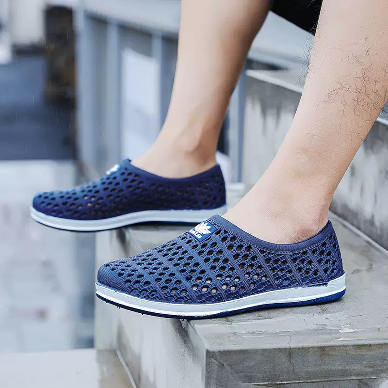 Marineblå Perforerede Slip-On Sko på model, sideprofil — Nordleva
