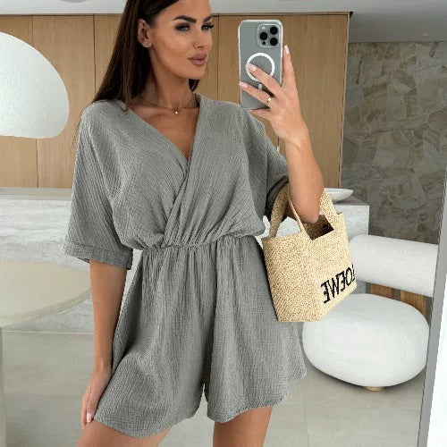 Grå Playsuit Med V-Udskæring Og Brede Ærmer I Frontal Vinkel — Nordleva