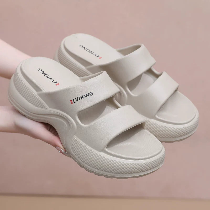 Cremehvide slip-on sandaler med dobbelte remme og kilehæl set fra siden — Nordleva