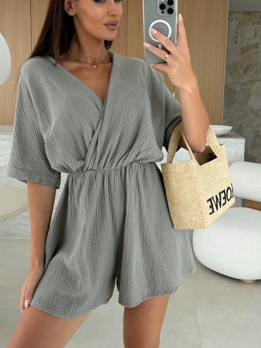 Grå Playsuit Med Slå-Om Front Og Korte Shorts I Modeloptagelse — Nordleva