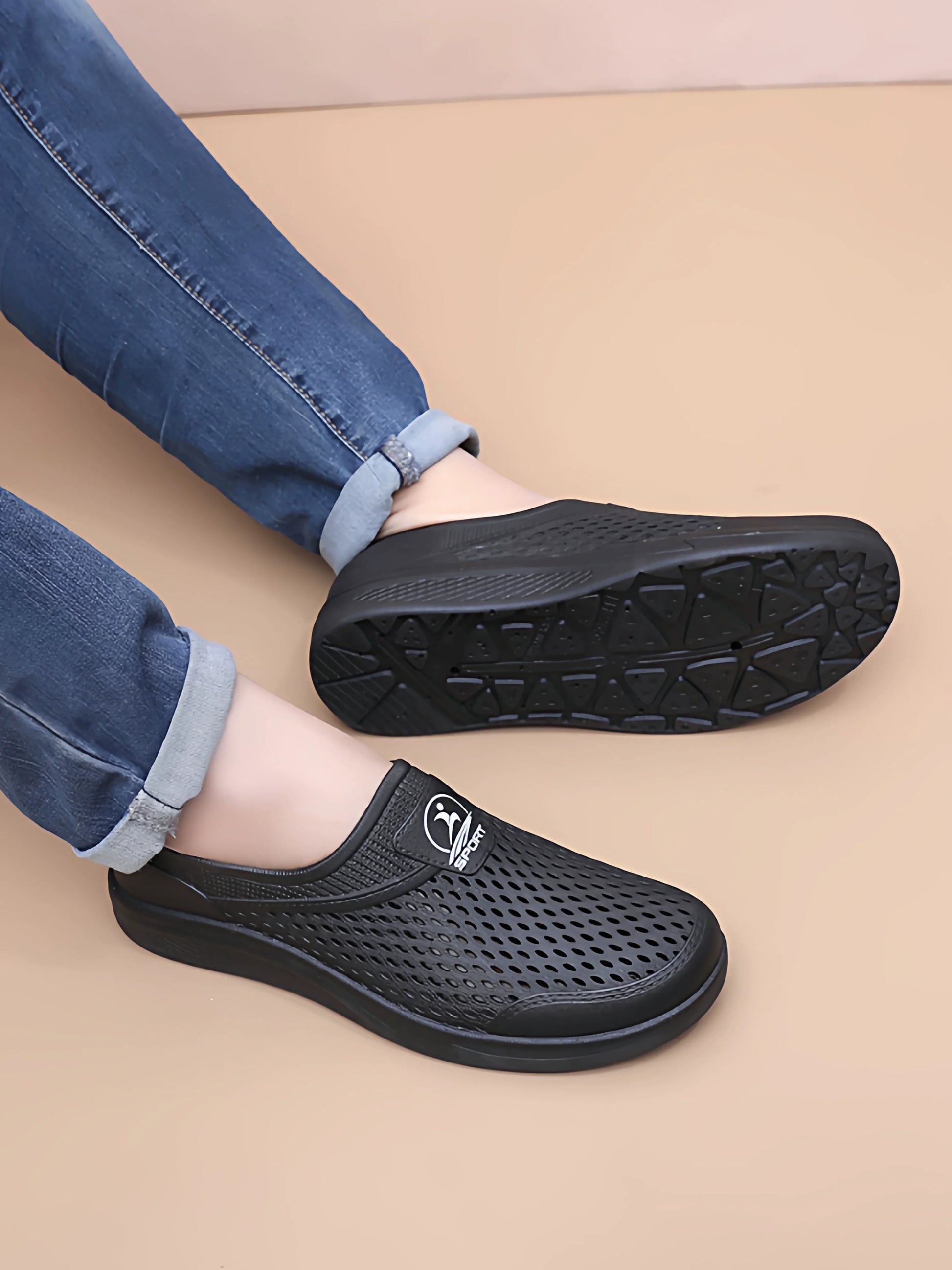 Sort Slip-On Sko set nedefra med tekstureret bundprofil — Nordleva