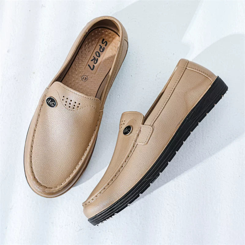 Beige slip-on loafer med sort mønstret sål ovenfra — Nordleva
