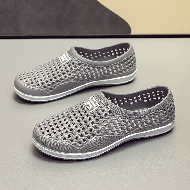 Grå træsko med slip-on-form og perforeret overflade — Nordleva