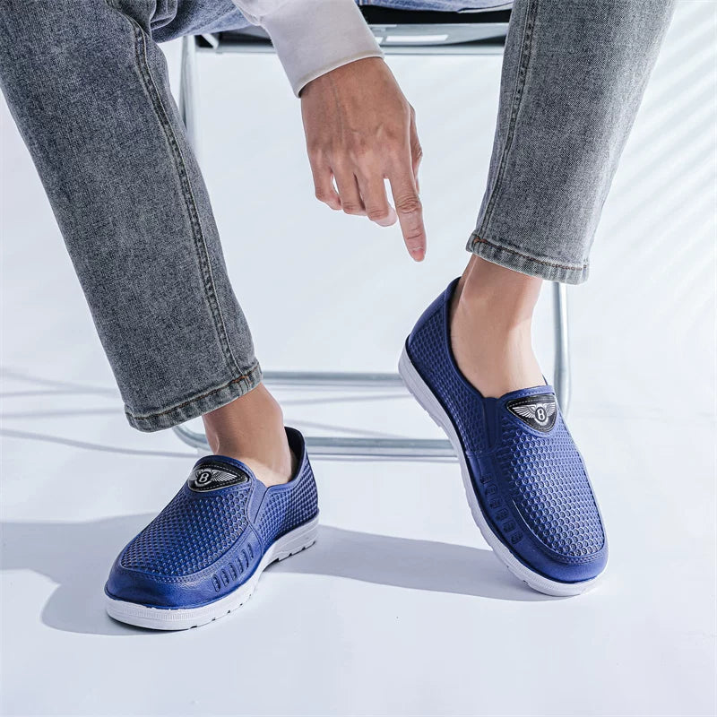 Marineblå Herre Slip-On Sko Båret Til Jeans, Modelfoto — Nordleva