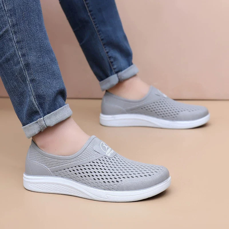 Grå Slip-On Sko med hvid sål og perforeret front — Nordleva