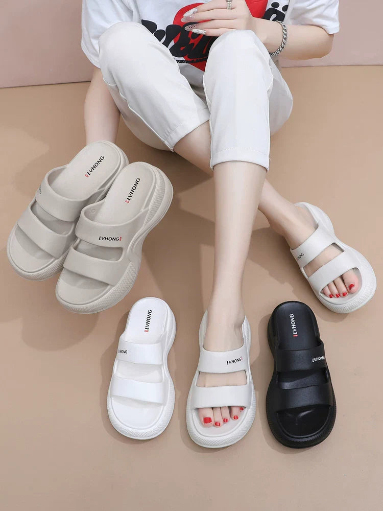 Cremehvide slip-on sandaler med dobbelte remme og kilehæl på fod — Nordleva