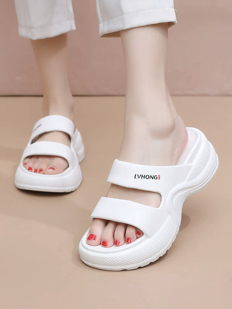 Hvide slip-on sandaler med dobbelte remme og kilehæl detaljebillede — Nordleva