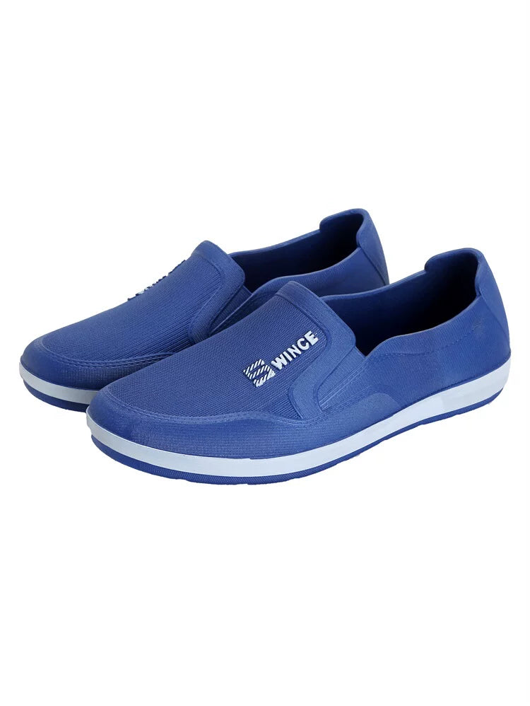 Blå Slip-On Sneaker med marineblå mellemsål i detalje — Nordleva