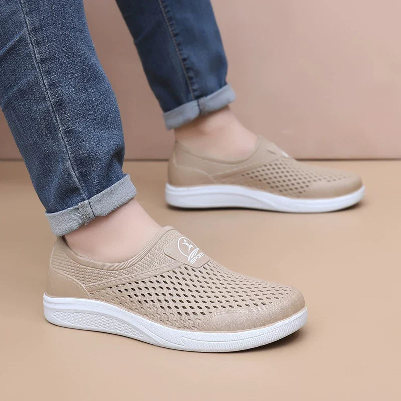 Beige Slip-On Sko med åbent hulstruktur og hvid sål — Nordleva