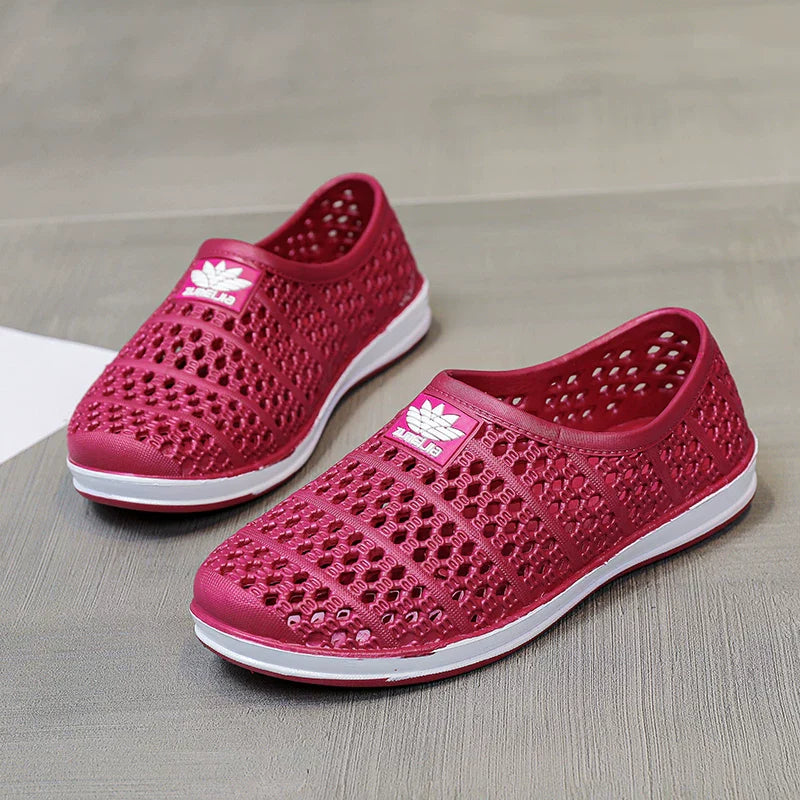 Vinrød Perforerede Slip-On Sko med lukket front, produktopstilling — Nordleva