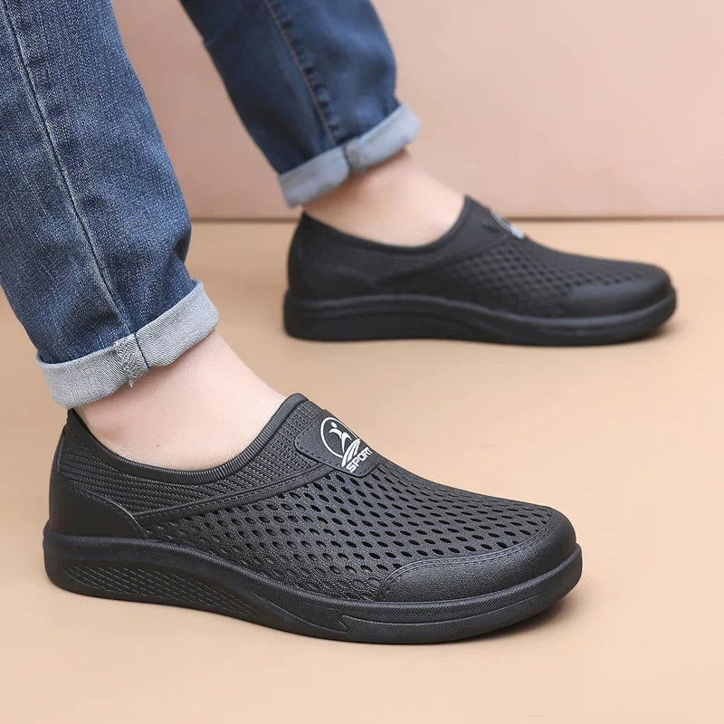 Sort Slip-On Sko med let løftet sål og elastisk halskant — Nordleva