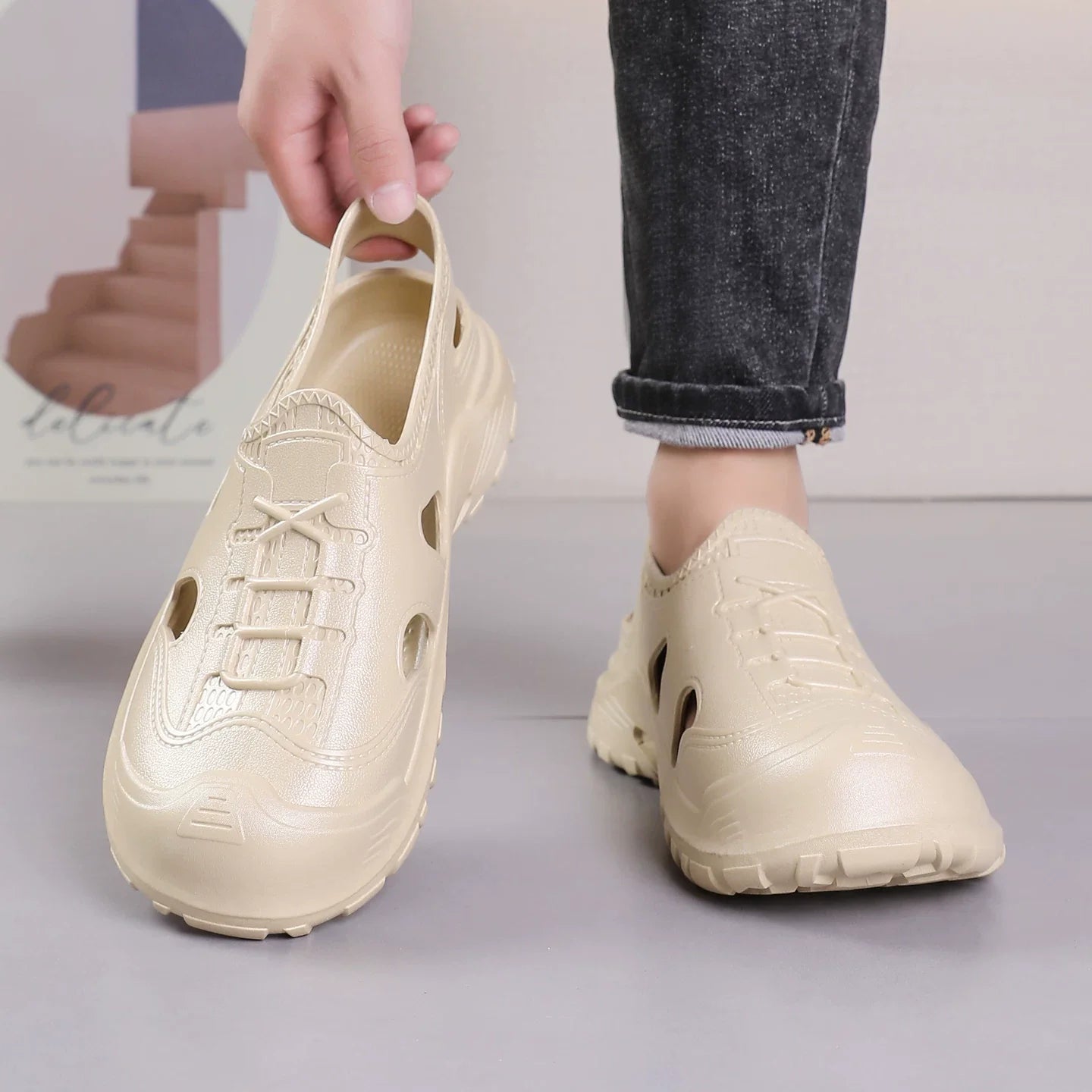 Beige sneaker med chunky sål og læderlook finish i hånden — Nordleva