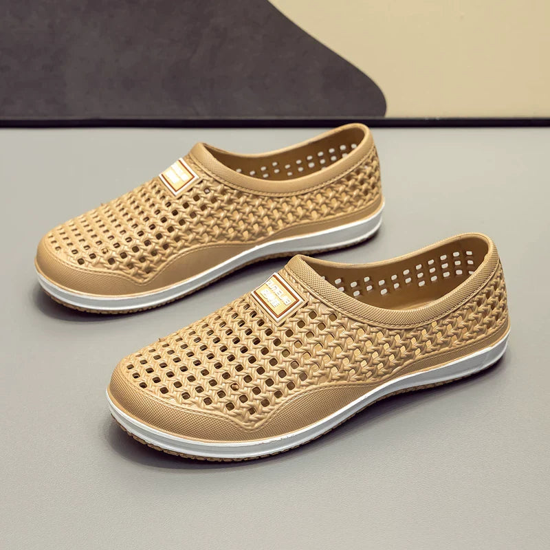 Beige slip-on træsko med hvid bund og åben struktur — Nordleva