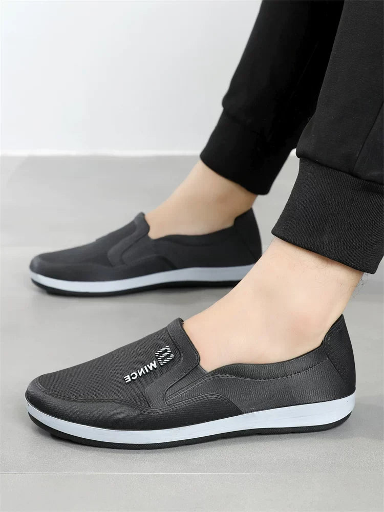 Sort Slip-On Sneaker på model med sorte bukser — Nordleva