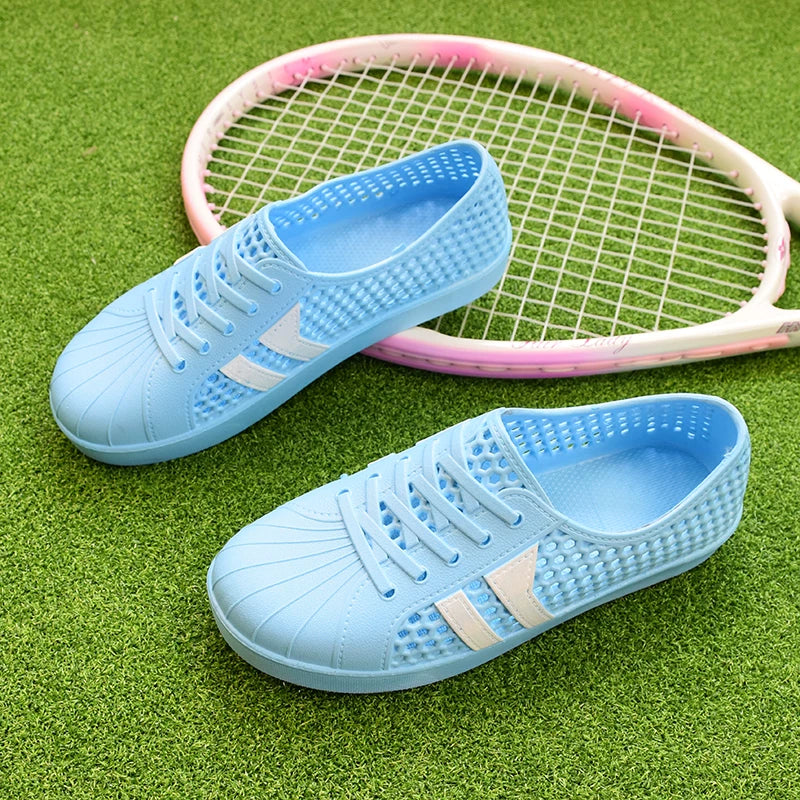 Lyseblå Sneakers Med Hvid Stribe På Tennisketsjer — Nordleva