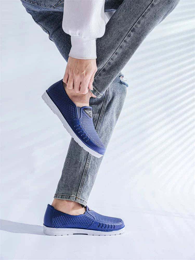 Marineblå Herre Slip-On Sko Båret Til Jeans, Bagfra — Nordleva