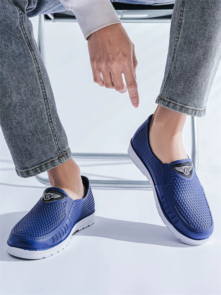 Marineblå Herre Slip-On Sko Båret Til Jeans, Sidevinkel — Nordleva
