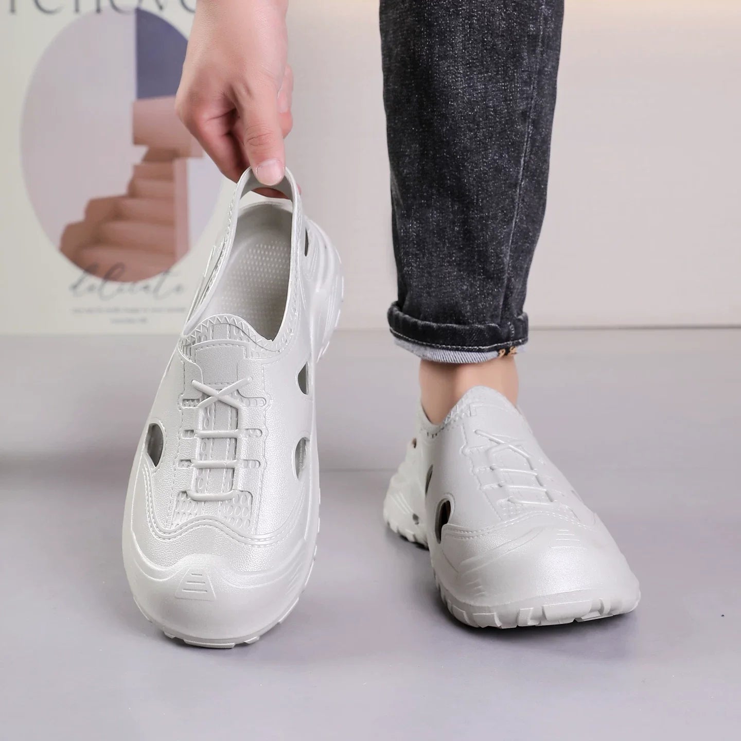 Hvid sporty sneaker set forfra med snøring og perforerede detaljer — Nordleva