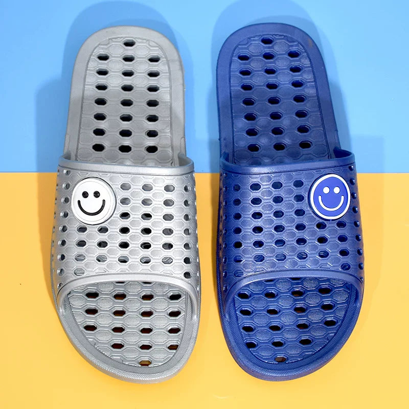 Marineblå og grå perforeret badesandal med smileymotiv — Nordleva