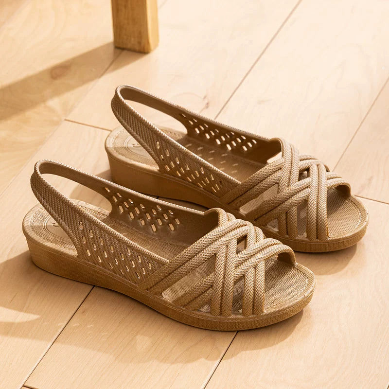 Beige kilehæl sandaler med perforeret hælparti og åben tå — Nordleva