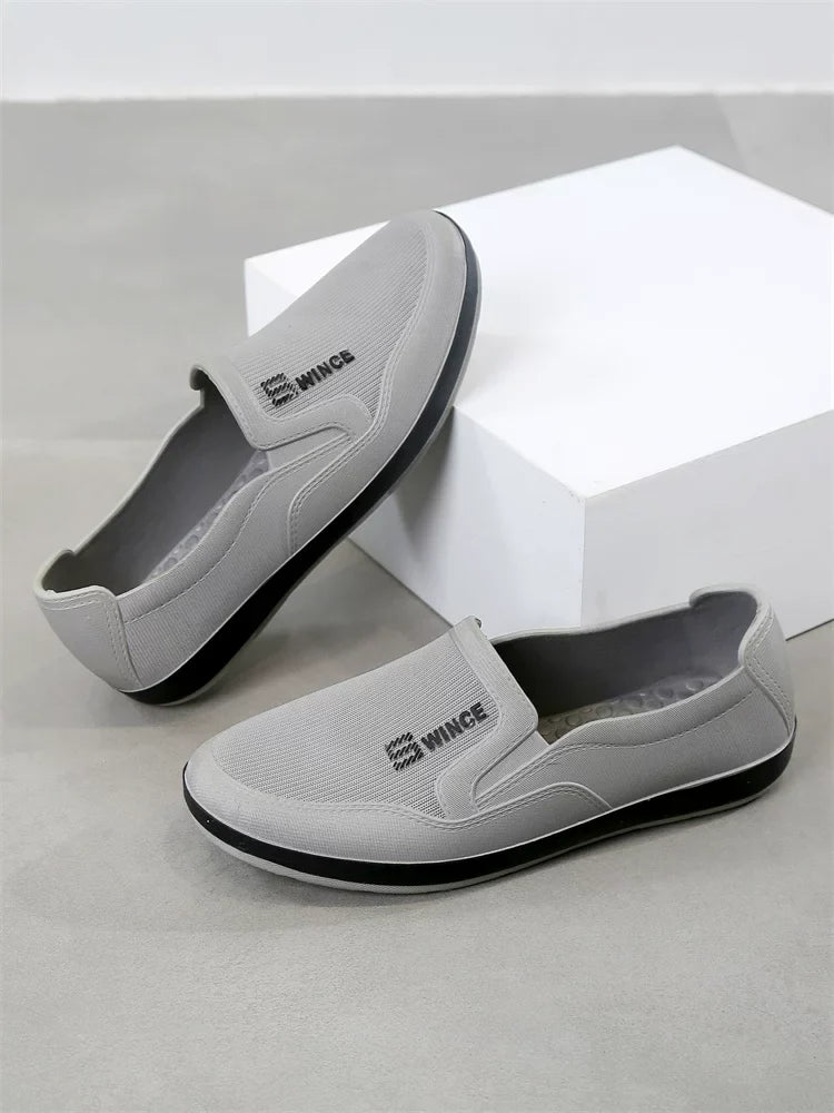 Grå Slip-On Sneaker med tekstureret indersål set fra siden — Nordleva
