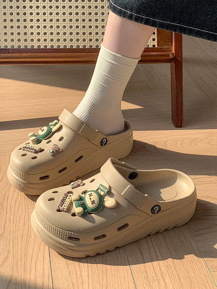 Beige clog på model, chunky sål og åben front — Nordleva