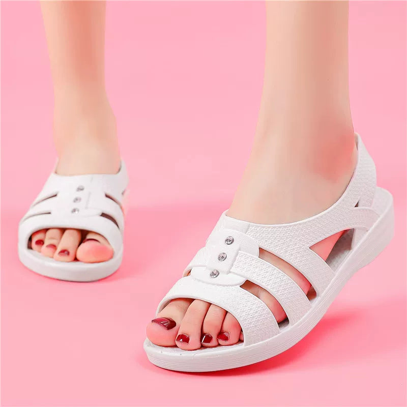 Hvid Sandal Med Elastiske Striber Båret På Fod — Nordleva