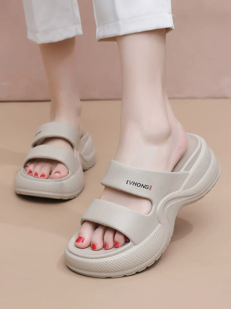 Cremehvide slip-on sandaler med dobbelte remme og kilehæl på fod — Nordleva
