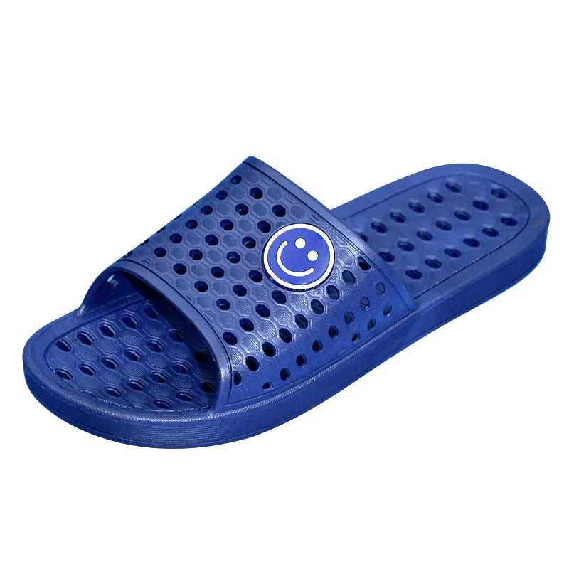 Marineblå badesandal med flad sål og perforeret design — Nordleva