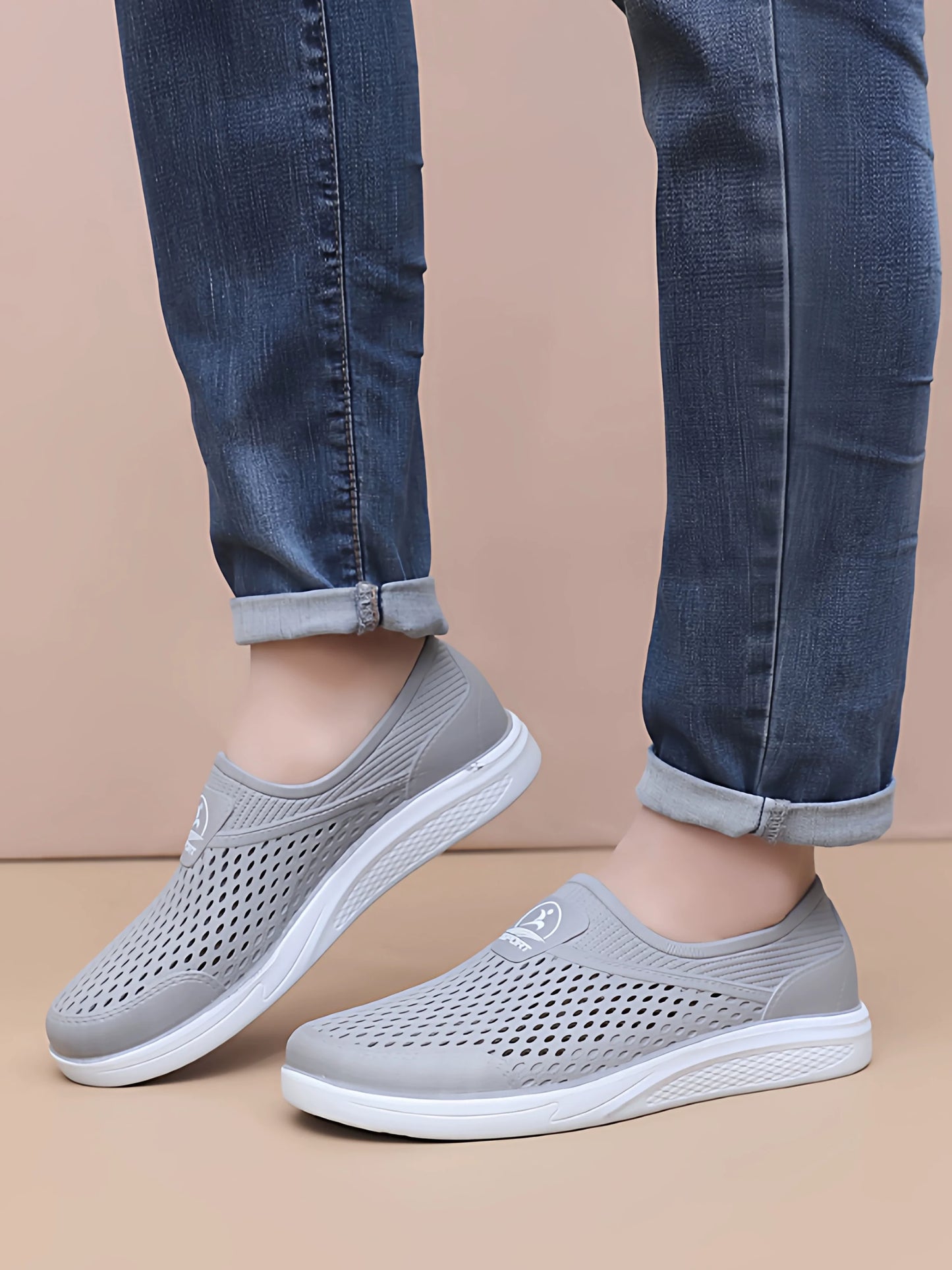 Grå Slip-On Sko med hvid sål og sporty silhuet — Nordleva