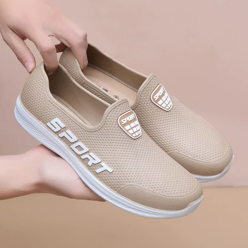 Beige Slip-On Træsko Med Mesh Overflade Holdt I Hånd — Nordleva
