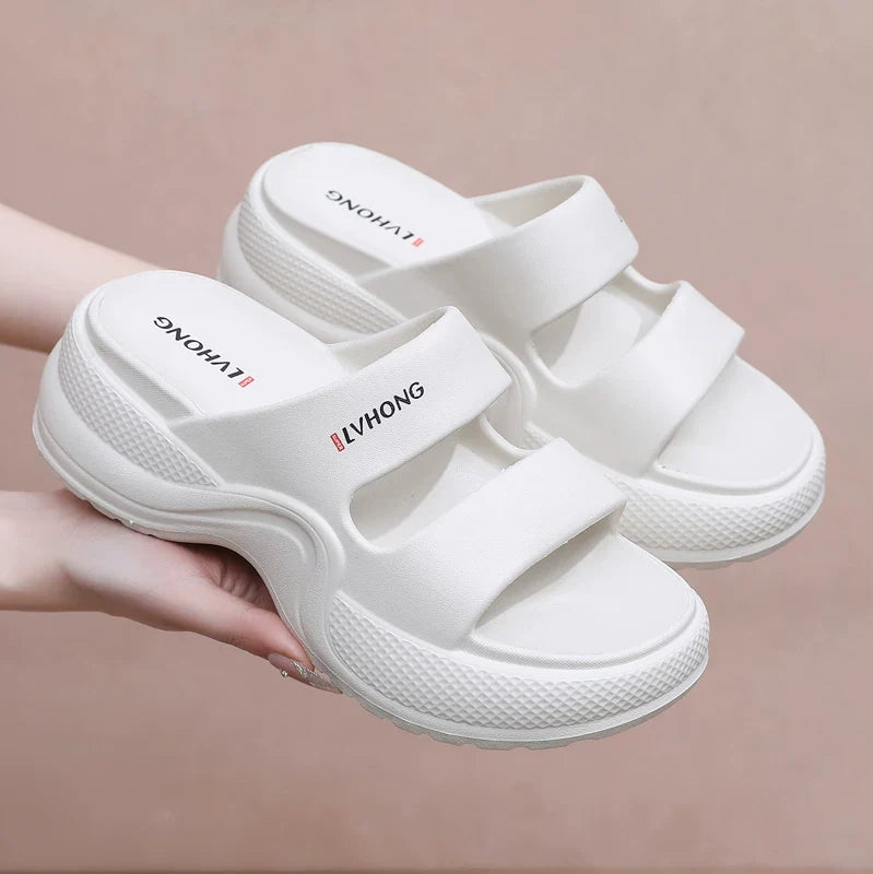 Hvide slip-on sandaler med dobbelte remme og kilehæl set fra siden — Nordleva