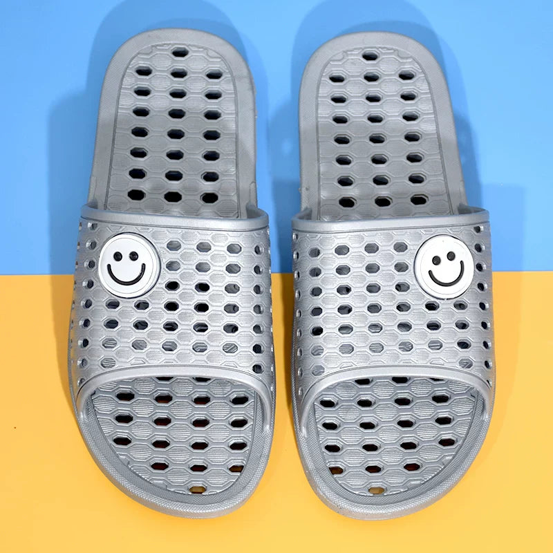 Grå badesandal med smileymotiv og perforeret rem — Nordleva