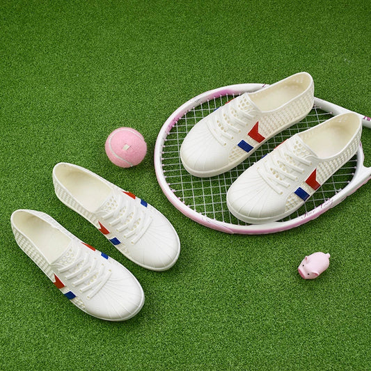 Hvide Sneakers Med Rød Og Blå Stribe På Tennisketsjer — Nordleva