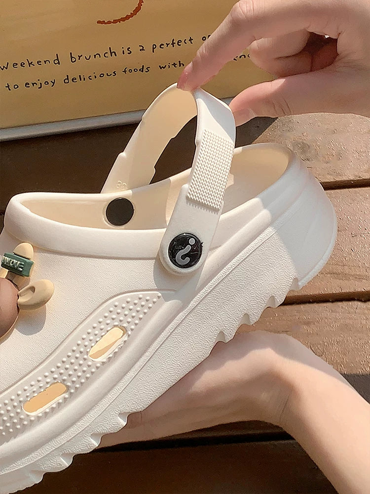 Detaljebillede af hvid clog, velcro-rem og struktureret sål — Nordleva