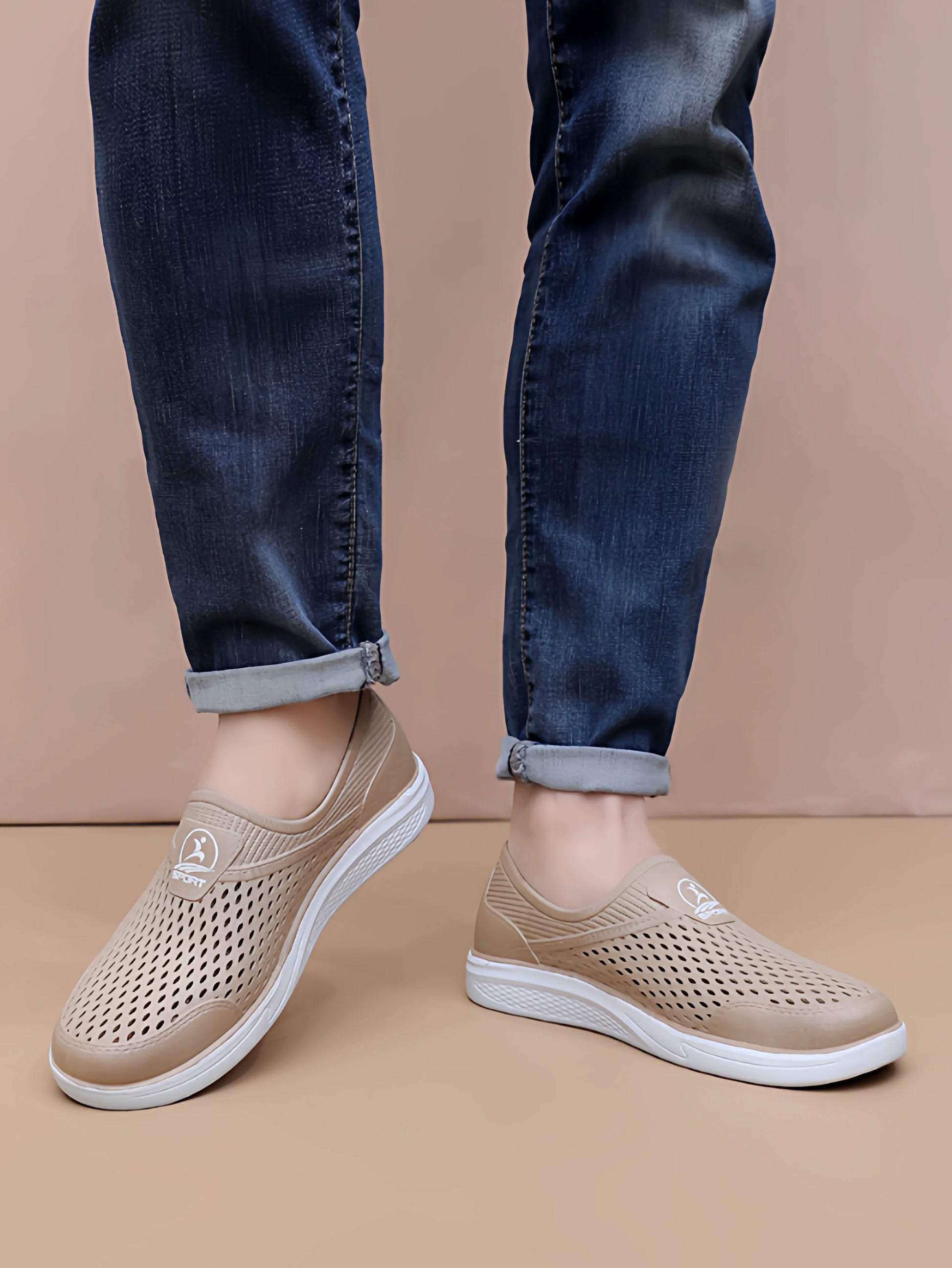 Beige Slip-On Sko set fra siden med perforeret design — Nordleva