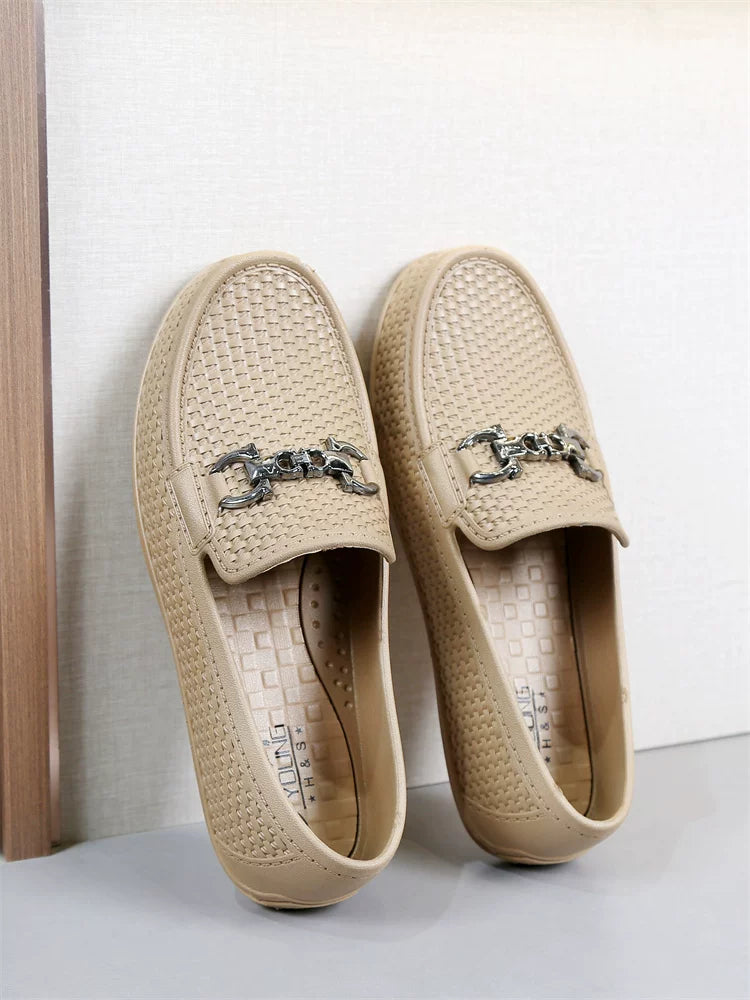 Beige loafer med flettepræget design og metalspænde — Nordleva
