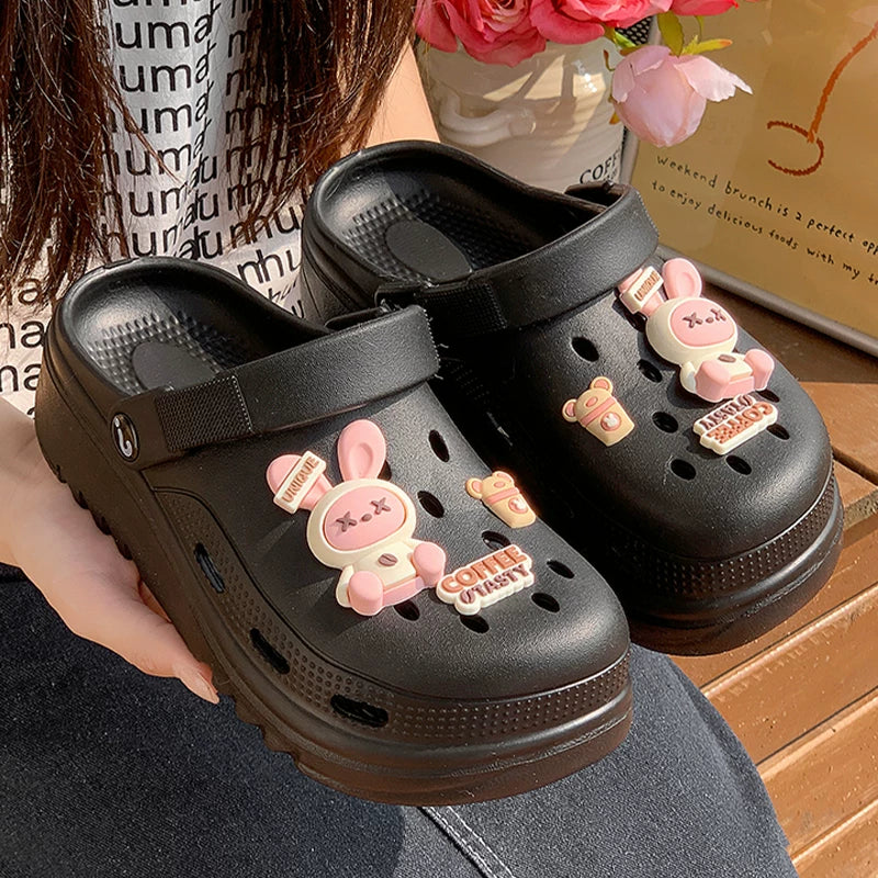 Sort platform clog med dekorative figurer og velcro-rem — Nordleva