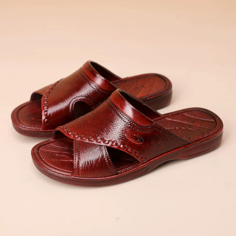 Bordeaux sandaler med udskåret design og bred rem set skråt — Nordleva