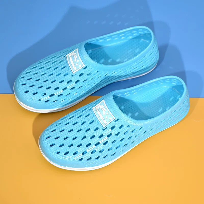 Lyseblå perforerede træsko i slip-on design — Nordleva