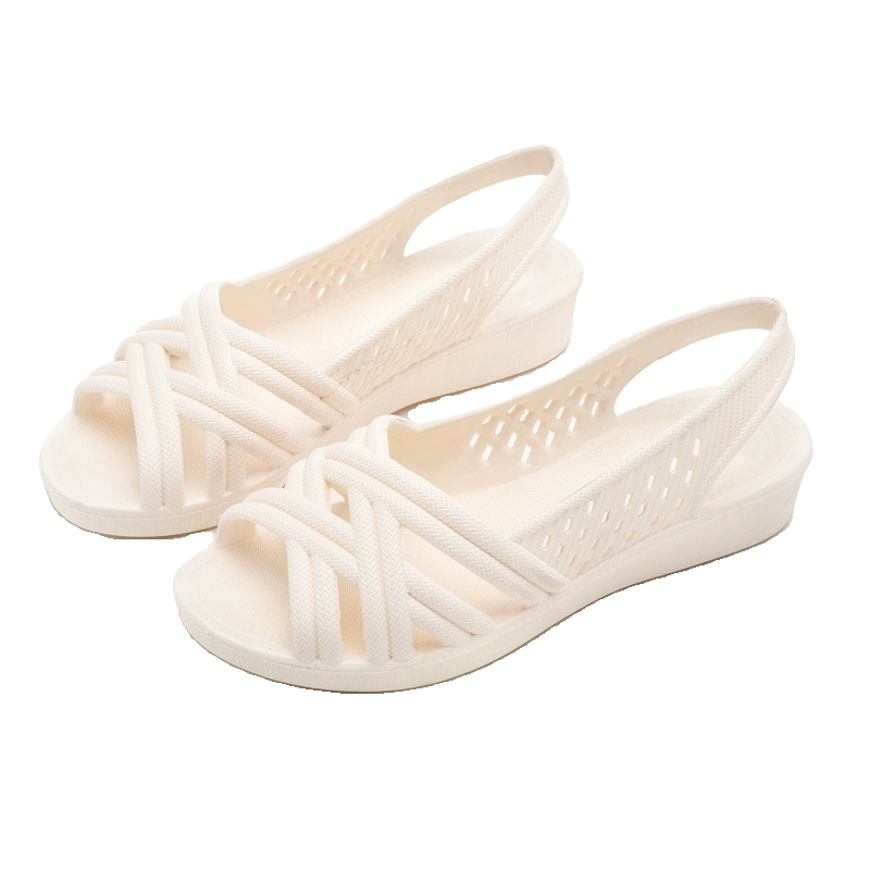Cremehvide kilehæl sandaler med åben tå og flettet design set i vinkel — Nordleva