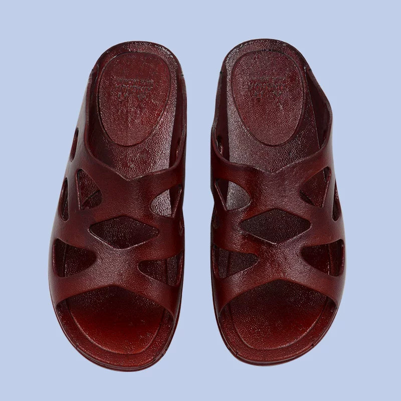 Bordeaux slip-on sandaler med udskåret remmønster set ovenfra — Nordleva