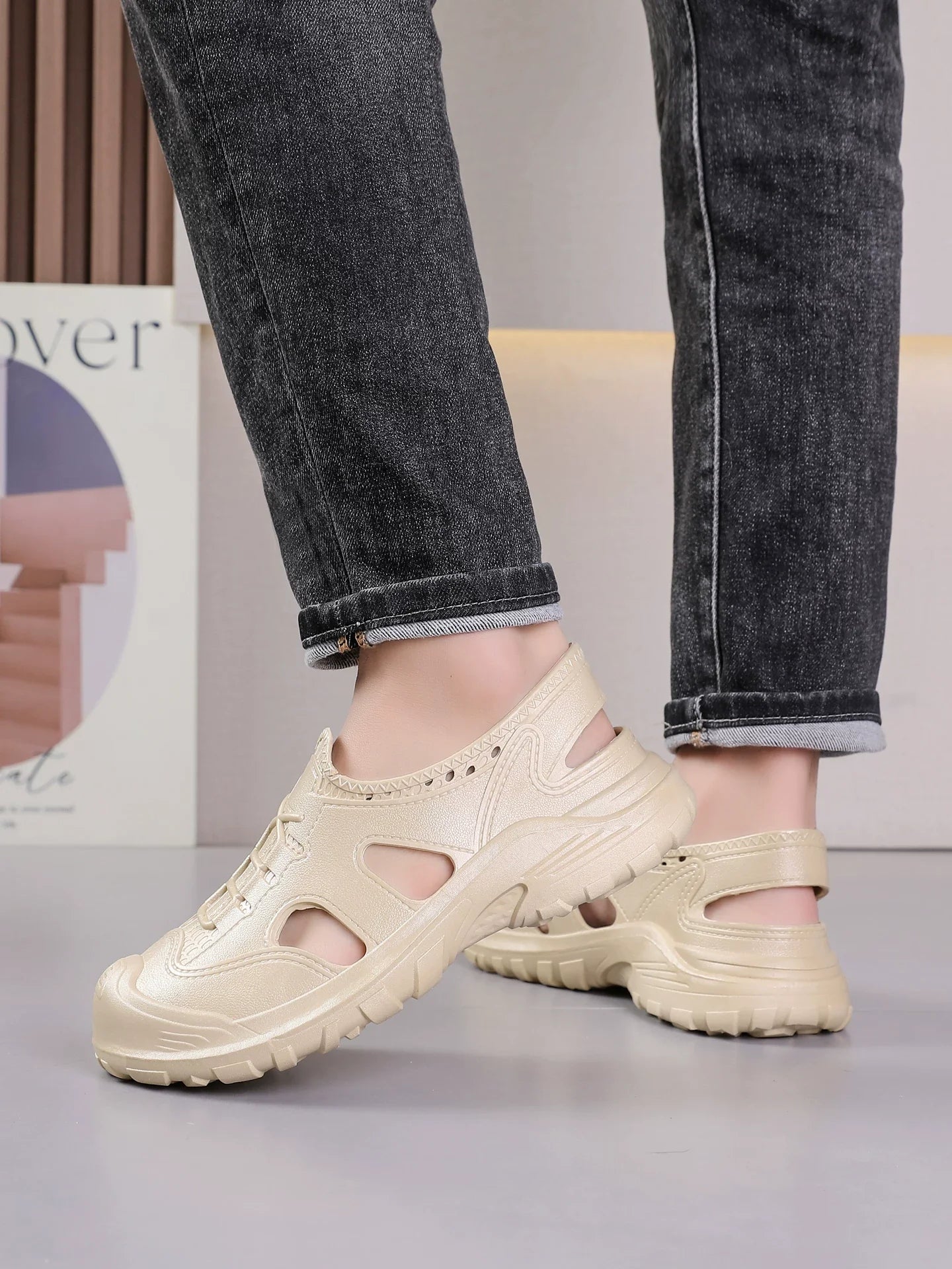 Beige sporty sneaker set fra siden med åbne paneler og markant sål — Nordleva