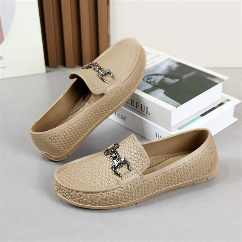 Beige loafer med flettepræget overflade, set fra siden — Nordleva