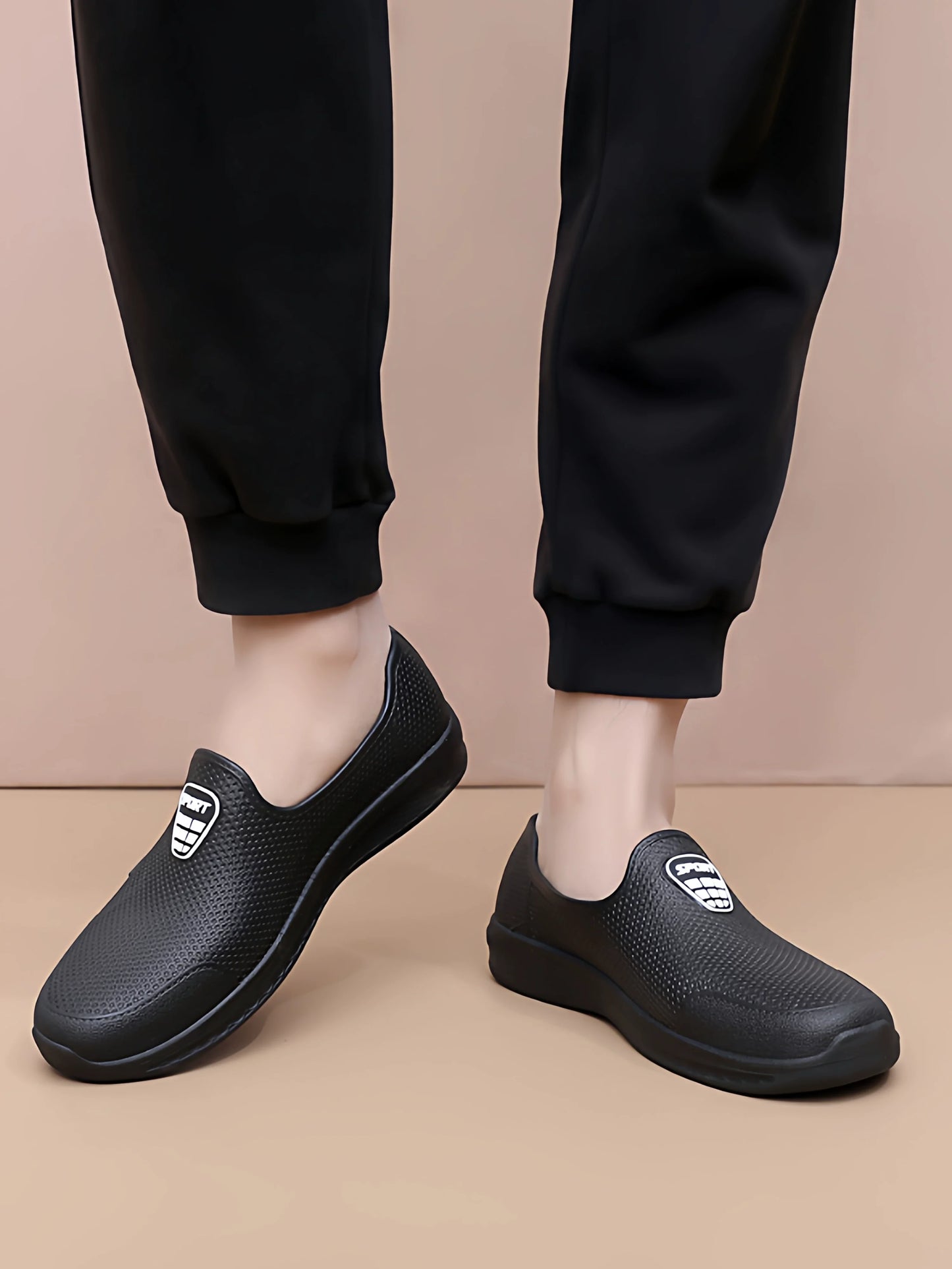Sort Slip-On Træsko Påført Model Forfra — Nordleva