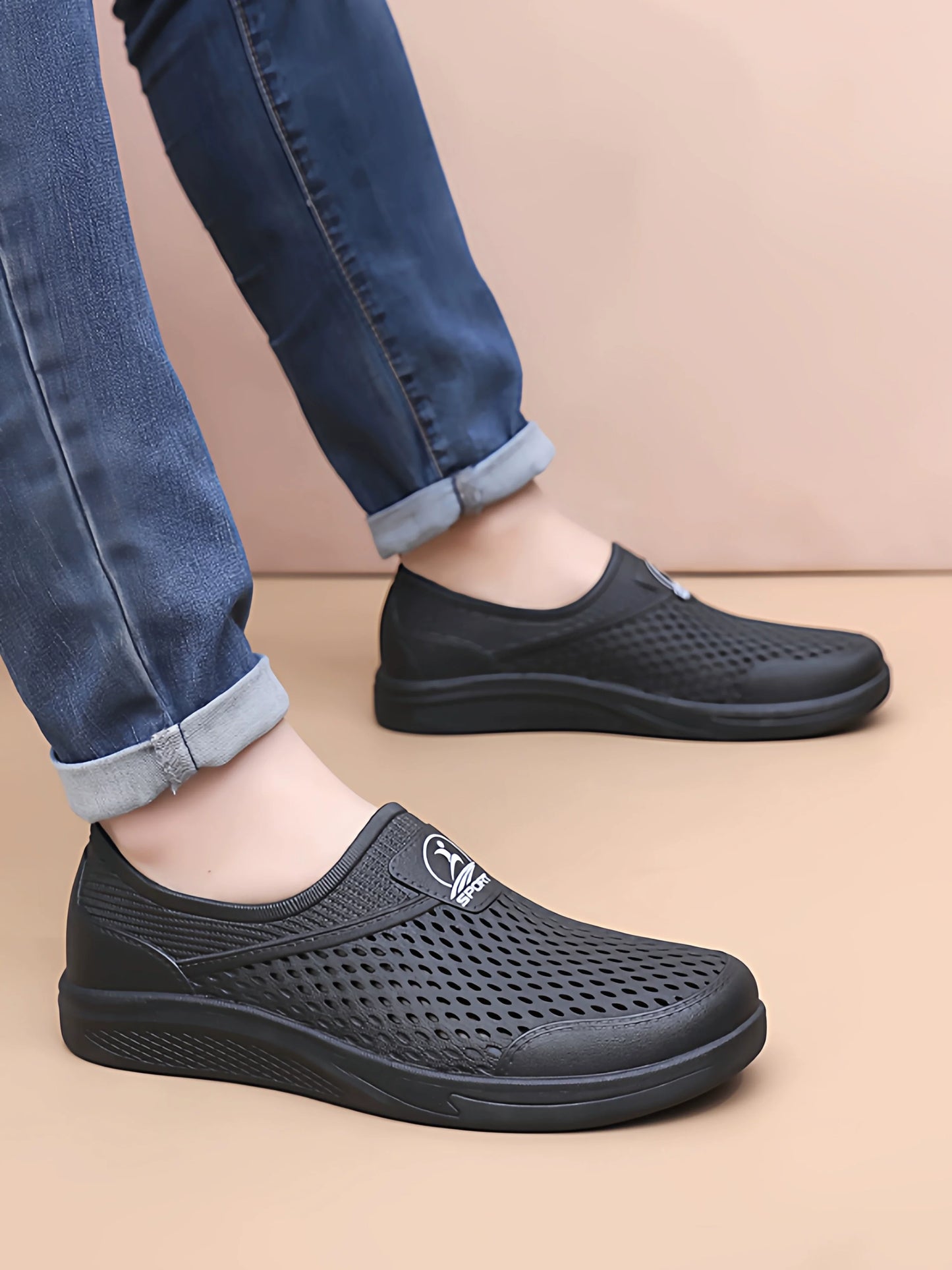 Sort Slip-On Sko med perforeret overdel — Nordleva