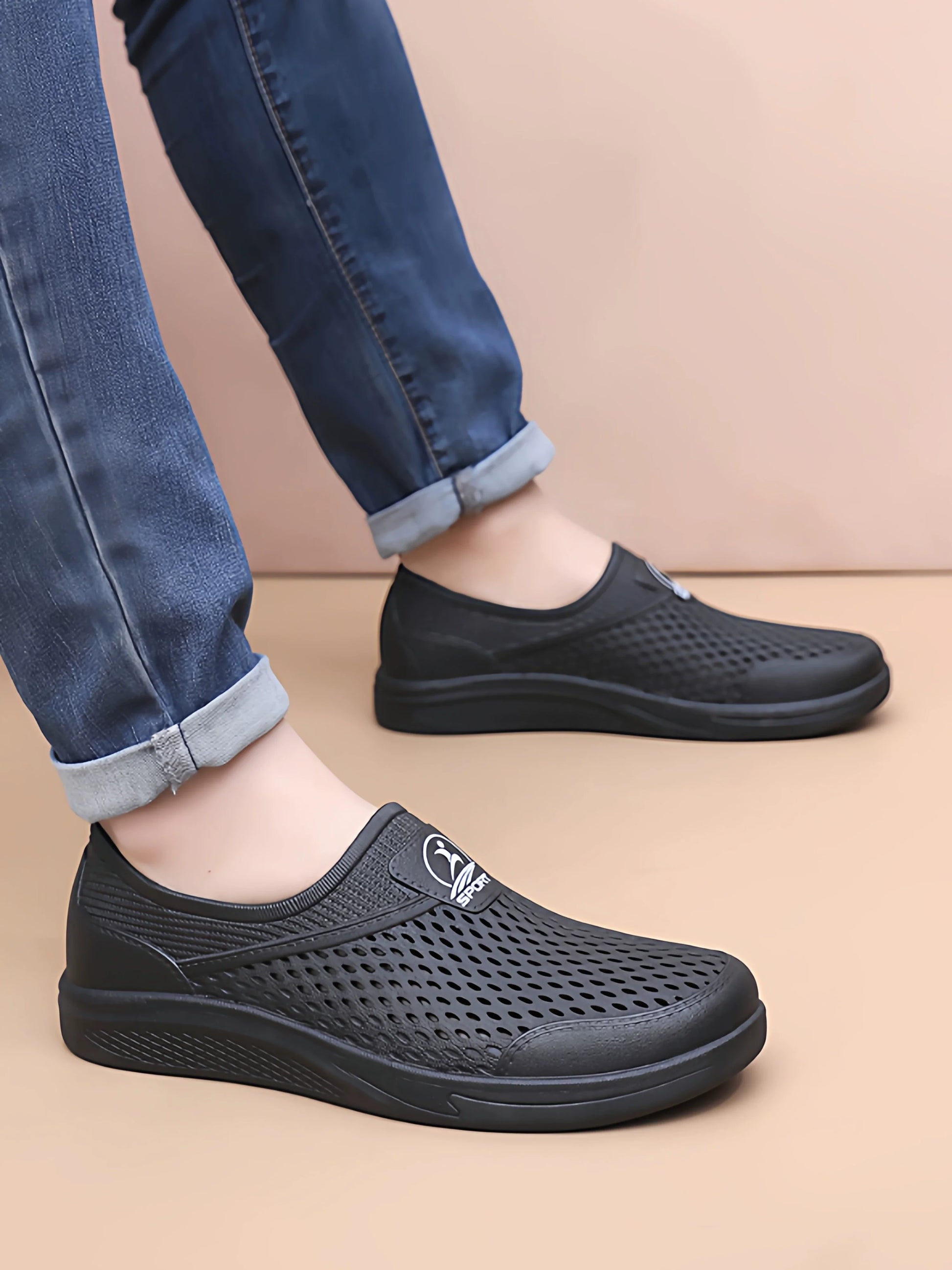 Sort Slip-On Sko med perforeret overdel — Nordleva